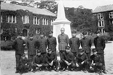 흥아기념탑과 그 앞에 사람들